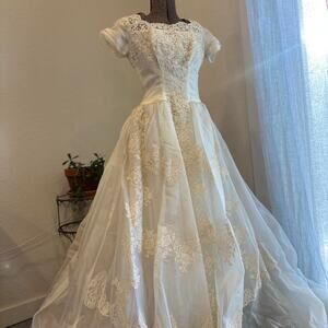 Vintage Women’s XS Wedding Gown Ivory Lace Tulle Full Skirt Romantic 1950s